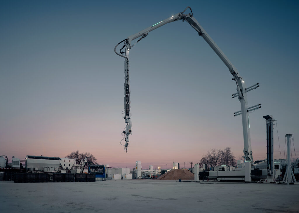 El pasado 12 de marzo, el sector de la tecnología aplicada a la construcción (PropTech) marcó un hito que, desde mi perspectiva, cambia las reglas del juego para Quintana Roo. ICON, la empresa líder en robótica avanzada, anunció el lanzamiento comercial de Titan: su sistema de impresión 3D de múltiples niveles que, por primera vez, estará disponible para que los desarrolladores lo operen de forma independiente.Como especialista en análisis y defensor del Plan Estratégico de Desarrollo Sostenible (PEDS) 2050, veo en este anuncio mucho más que una máquina sofisticada. Veo la herramienta técnica que permitirá materializar el nuevo orden inmobiliario que nuestro estado exige.1. El fin del "Costo de Inercia"La construcción convencional en la Riviera Maya se enfrenta a costos crecientes, escasez de mano de obra calificada y una huella de carbono difícil de mitigar. ICON Titan promete una reducción del 40% en los costos de muros en comparación con los métodos tradicionales, situando el costo cerca de los $20 USD por pie cuadrado. Para un mercado como el nuestro, que crece al 3.5% anual, esta eficiencia no es un lujo, es una necesidad de supervivencia financiera y social.2. Vivienda Alternativa: Del rezago al arraigoUno de los grandes desafíos que identificamos en los talleres del PDU de Tulum y en el marco del PEDS 2050 es la precariedad habitacional en las periferias urbanas. La tecnología de impresión 3D permite:Velocidad de Respuesta: Reducir tiempos de entrega de meses a días, ideal para los proyectos de vivienda social y media que Quintana Roo requiere para combatir el hacinamiento.Arquitectura Bioclimática Real: La libertad de diseño de la impresión 3D facilita la creación de estructuras con ventilación cruzada natural y formas orgánicas que se integran al paisaje, optimizando el uso de energía en nuestro clima tropical.3. El Laboratorio Conil y la Auditoría del EntornoDesde Inmobiliaria Conil (EDREI), hemos planteado que la rentabilidad inmobiliaria hoy reside en la capacidad de proteger y regenerar nuestro entorno. La impresión 3D es el aliado perfecto para nuestra "Era de la Auditoría":Residuos Cero: A diferencia de la obra tradicional, el desperdicio de materiales es prácticamente nulo, protegiendo nuestro acuífero peninsular de contaminantes y escombros.Resiliencia Climática: El uso de materiales de alta resistencia (como el Lavacrete de ICON) garantiza estructuras capaces de resistir los fenómenos hidrometeorológicos que son una realidad en el Caribe mexicano.Mi conclusión estratégicaLa tecnología Titan de ICON, que comenzará entregas en 2027, nos obliga a repensar nuestra gobernanza territorial. En nuestra reciente alianza con SEDETUS, enfatizamos que la profesionalización es el activo más valioso de Quintana Roo. Integrar la robótica de construcción en nuestros Programas de Desarrollo Urbano (PDU) es el siguiente paso lógico para asegurar que la Riviera Maya sea un referente de Territorios Inteligentes.Estamos pasando de un Real Estate de "renders" a uno de realidades técnicas. El futuro de la vivienda alternativa en la Riviera Maya no se trata de construir más, sino de imprimir mejor, con mayor conciencia y menor impacto.Inversionistas y colegas: La revolución 3D ya es comercial. ¿Están sus carteras de inversión preparadas para la escala de eficiencia que viene, o seguirán apostando por la inercia del siglo pasado?Héctor Enrique DomínguezComprometidos con la Innovación y el Desarrollo Sostenible de Quintana Roo.